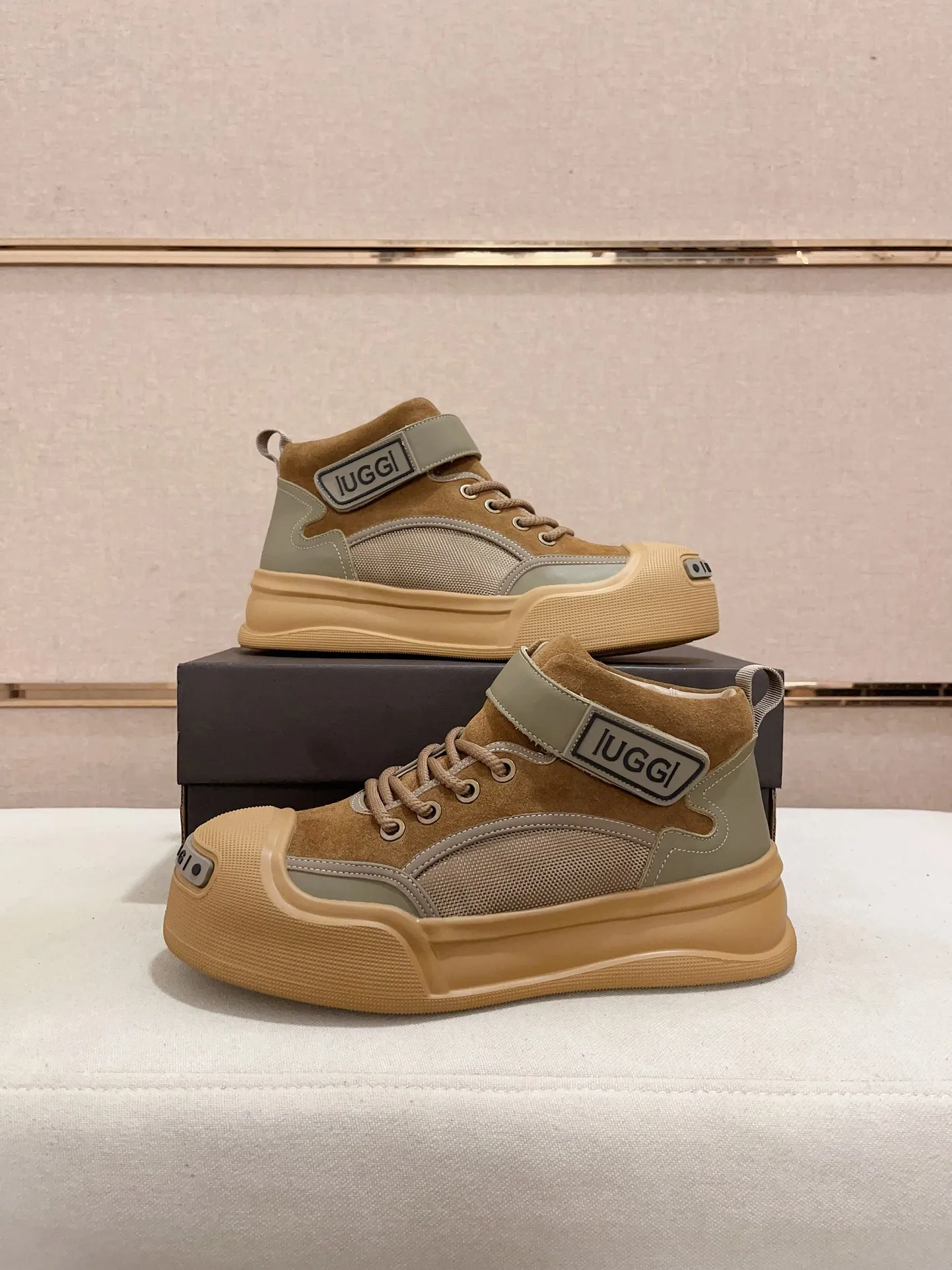 Factory Price: 380 Men's Men's Shoes💰North American Men's Shoes Ugg ☃️In the special sale of new high-quality men's shoes and snow boots in autumn and winter, the nemesis of extreme cold weather! Made of cowhide leather, merino wool lining, and original outsole, whether driving, outdoor or daily wear, there is always one that suits you! Code number 39-44